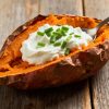 Gepofte zoete aardappel met zure room