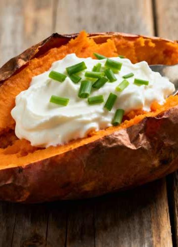 Gepofte zoete aardappel met zure room