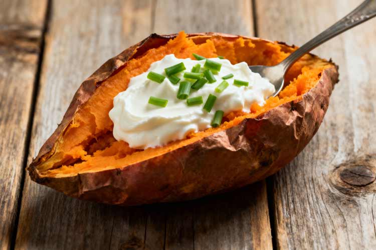 Gepofte zoete aardappel met zure room