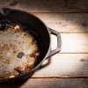 Gietijzeren pan schoonmaken