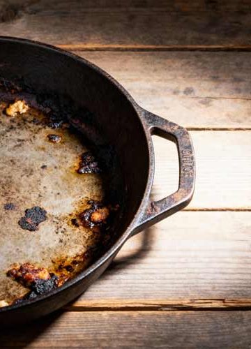Gietijzeren pan schoonmaken