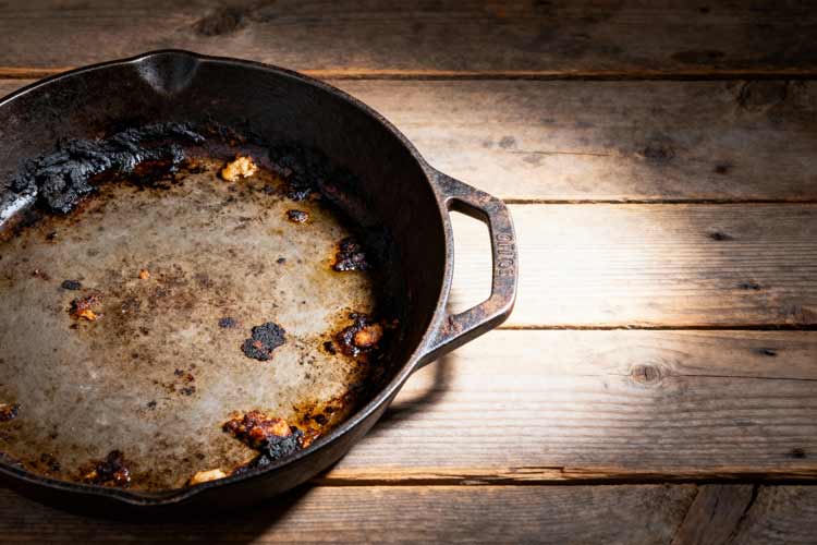 Gietijzeren pan schoonmaken