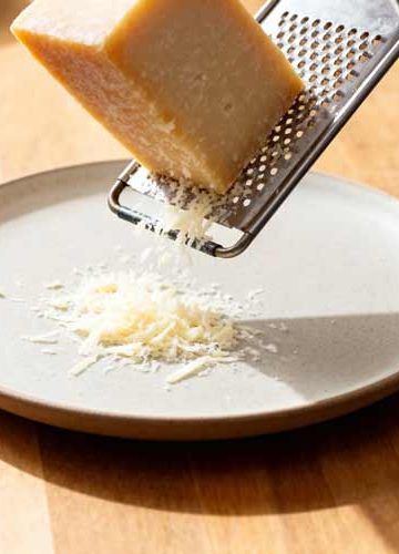 Parmezaanse kaas raspen