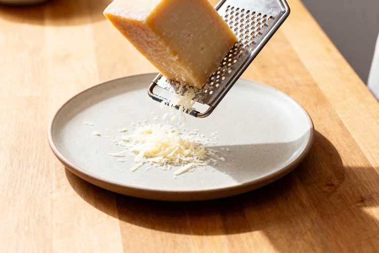 Parmezaanse kaas raspen