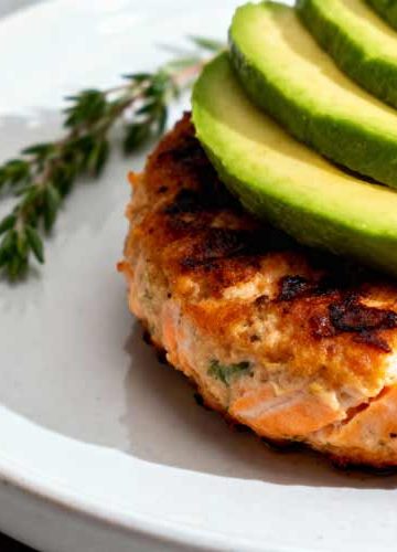 Zalmburger met avocado