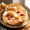 Zalmpakketje met rijst en tomaten