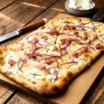 Flammkuchen met roomkaas, bacon en rode uien