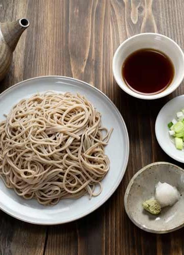 Soba noodles koken