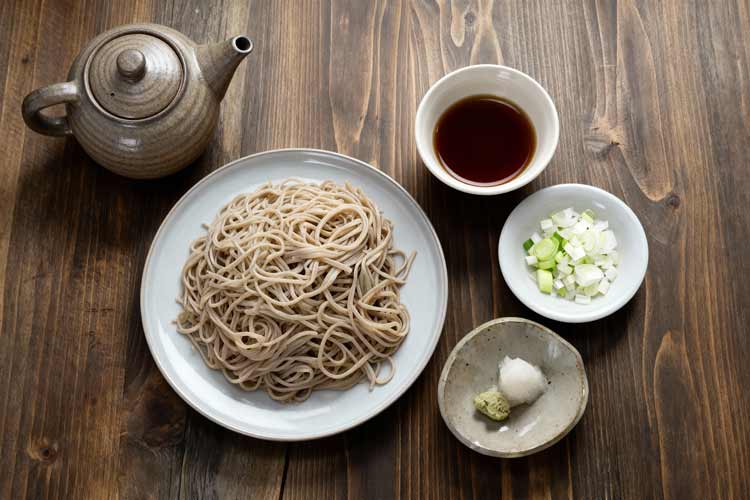Soba noodles koken