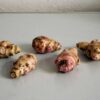 5 aardperen op een werkblad, bijna klaar om te koken.