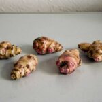 5 aardperen op een werkblad, bijna klaar om te koken.