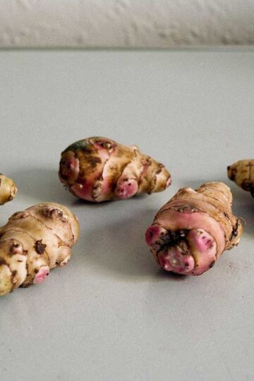 5 aardperen op een werkblad, bijna klaar om te koken.