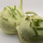 2 koolrabi knollen, vers en ongeschild.