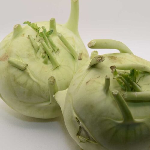 2 koolrabi knollen, vers en ongeschild.
