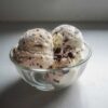 4 bollen stracciatella roomijs in een glazen schaaltje.