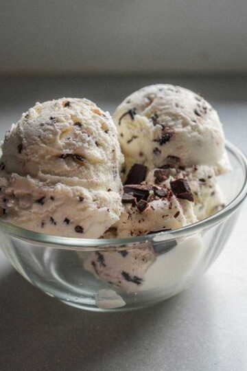 4 bollen stracciatella roomijs in een glazen schaaltje.