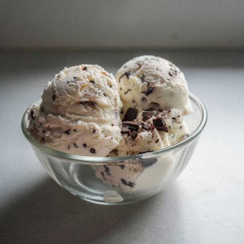 4 bollen stracciatella roomijs in een glazen schaaltje.