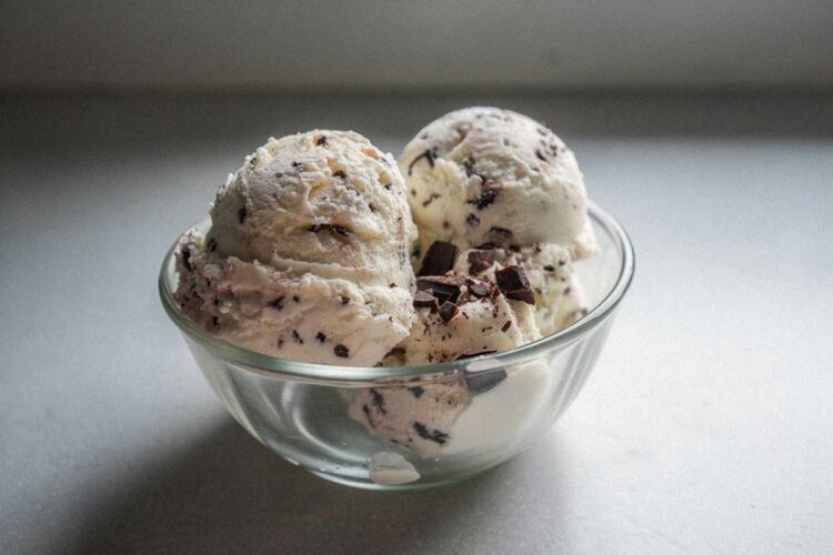 4 bollen stracciatella roomijs in een glazen schaaltje.