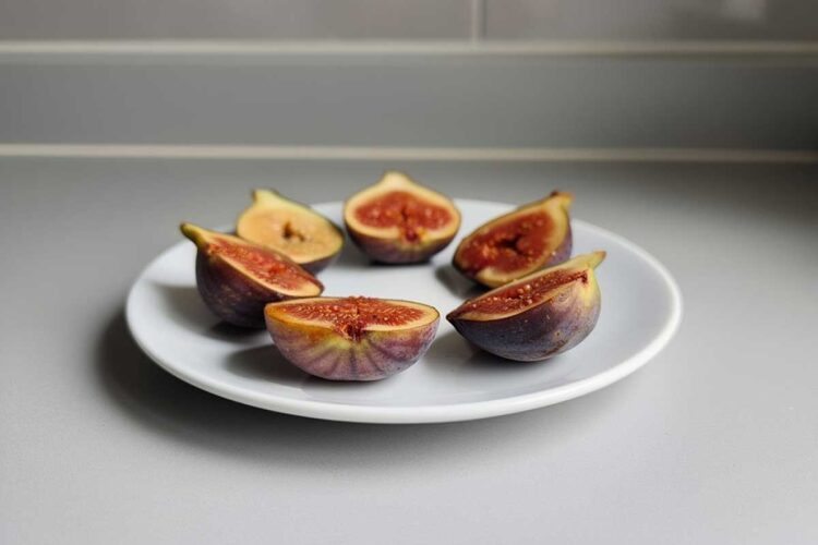6 halve gebakken vijgen op een wit bord.